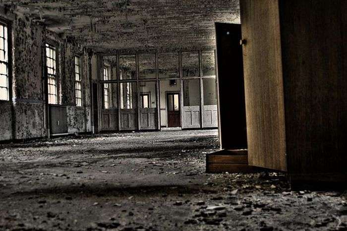 Страшні знімки покинутих будівель (40 фото)