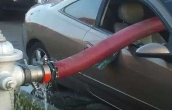 Ніколи не паркуйтесь в пожежних гідрантів (5 фото)