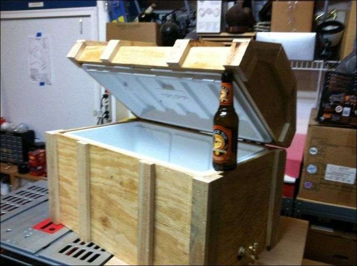 Холодильник для пива у вигляді скрині зі скарбами (10 фото)