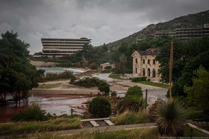 Покинутий курортний комплекс на узбережжі Хорватії (25 фото)