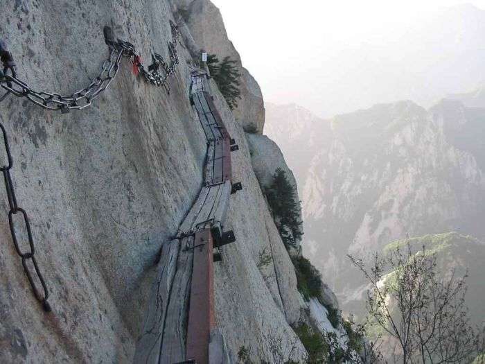 Моторошна стежка на горі Хуашань в Китаї (30 фото)