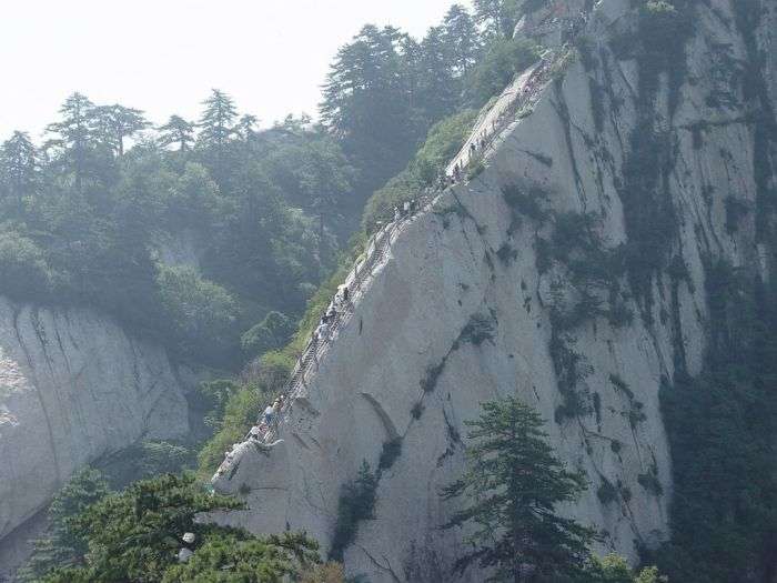 Моторошна стежка на горі Хуашань в Китаї (30 фото)