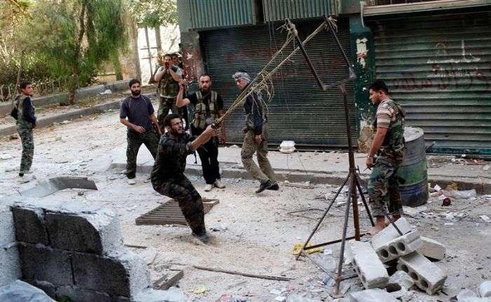 Саморобна рогатка сирійських повстанців для запуску гранати (4 фото)