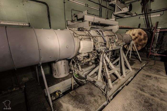 Покинутий випробувальний цех авіаційних двигунів (35 фото)