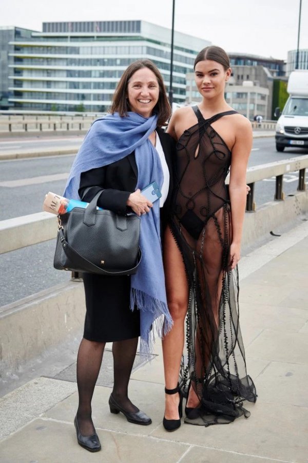 Смелый эксперимент: прогуляться по центру Лондона в прозрачном платье Всячина