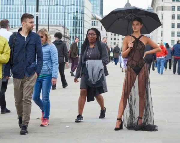 Смелый эксперимент: прогуляться по центру Лондона в прозрачном платье Всячина