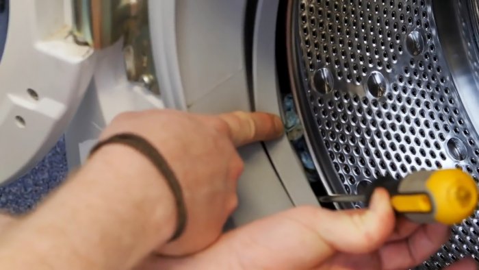 Как вытащить из стиральной машины мелкие предметы, попавшие за барабан Самоделки