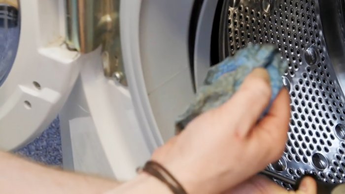 Как вытащить из стиральной машины мелкие предметы, попавшие за барабан Самоделки