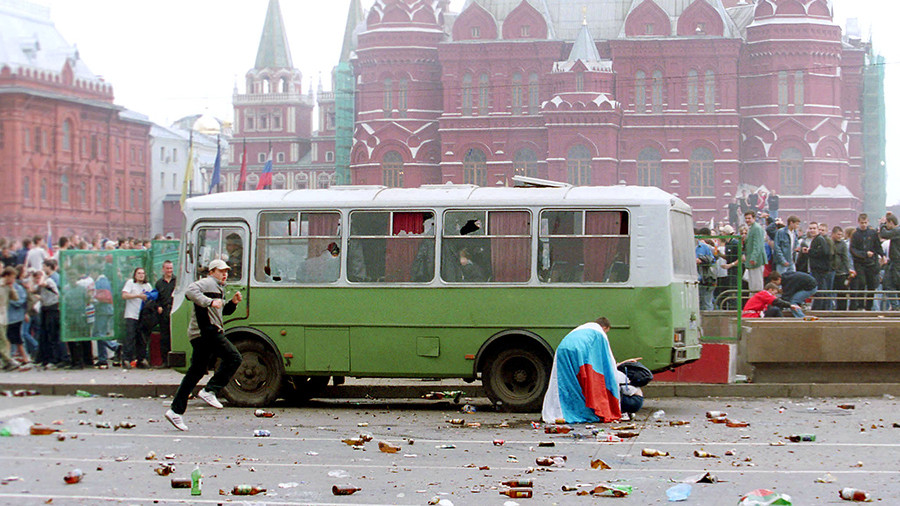Из истории Москвы: 17 лет назад футбольные фанаты разгромили Манежную площадь Интересное